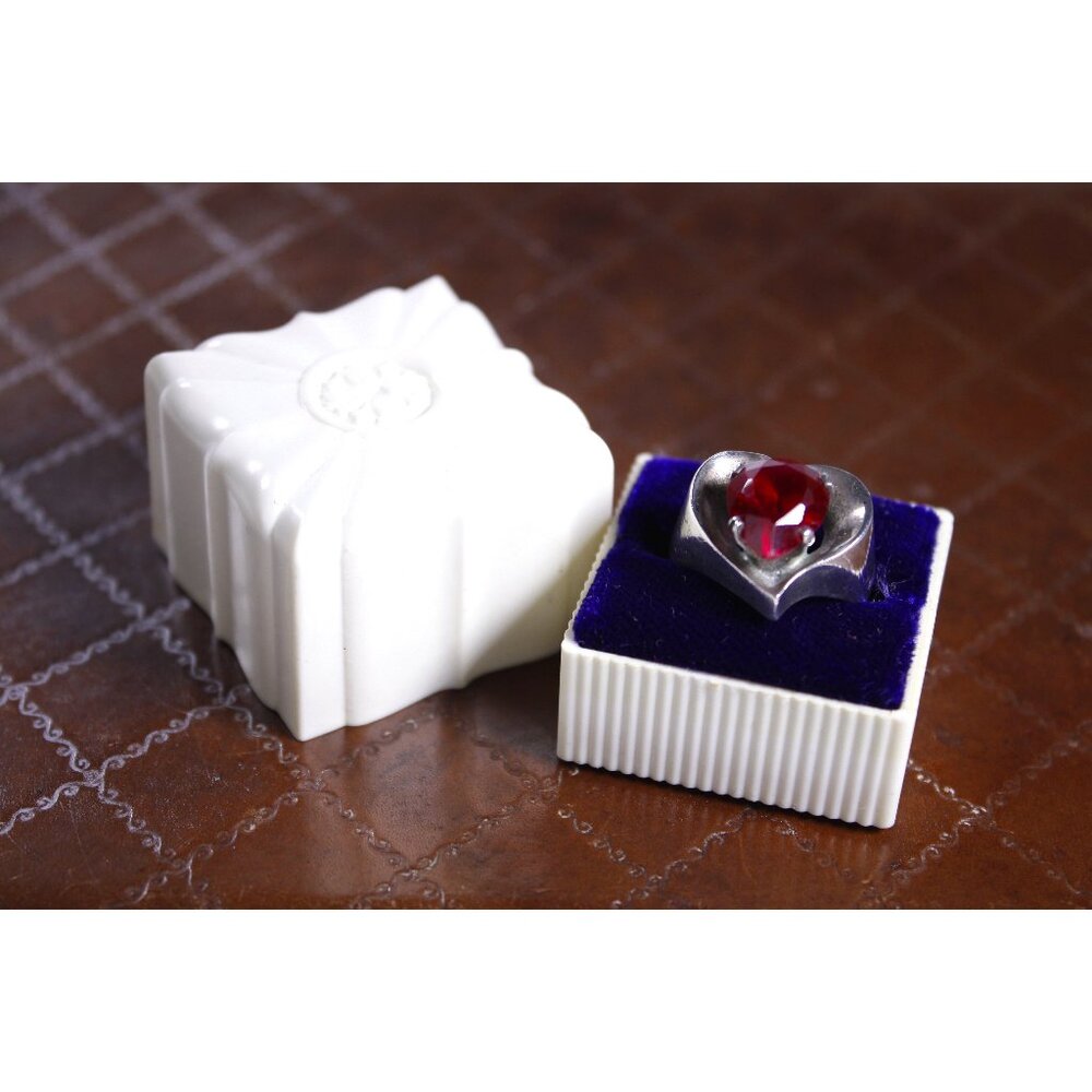 Vintage cream white ring box stylized lotus top, lift top plastic jewelry